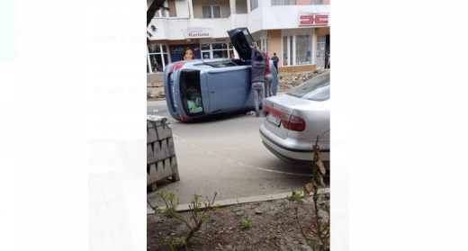 ACCIDENT în centrul Turzii cu trei mașini! O șoferiță de 21 de ani s-a răsturnat cu mașina. FOTO